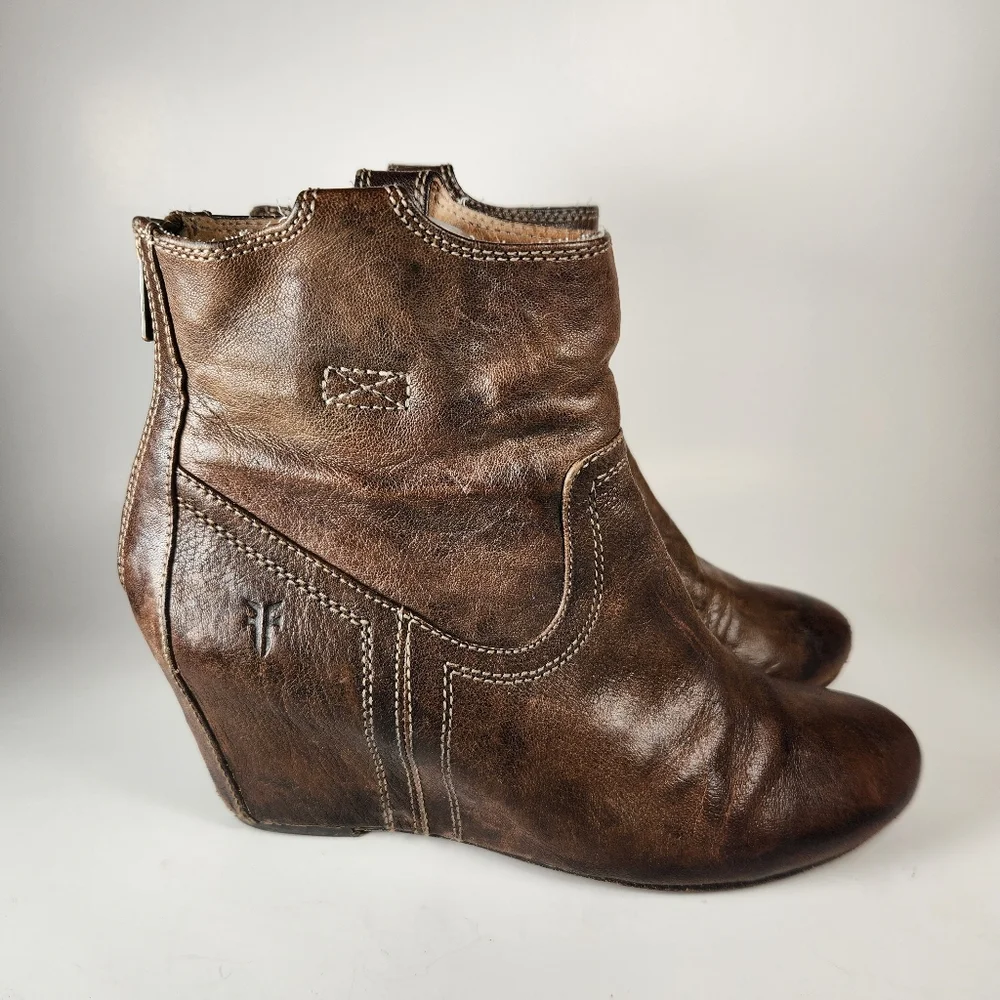 FRYE Women's Carson Wedge Bootie Size 7 Dark Taupe Leather Back Zipper Boho - Picture 2 of 13